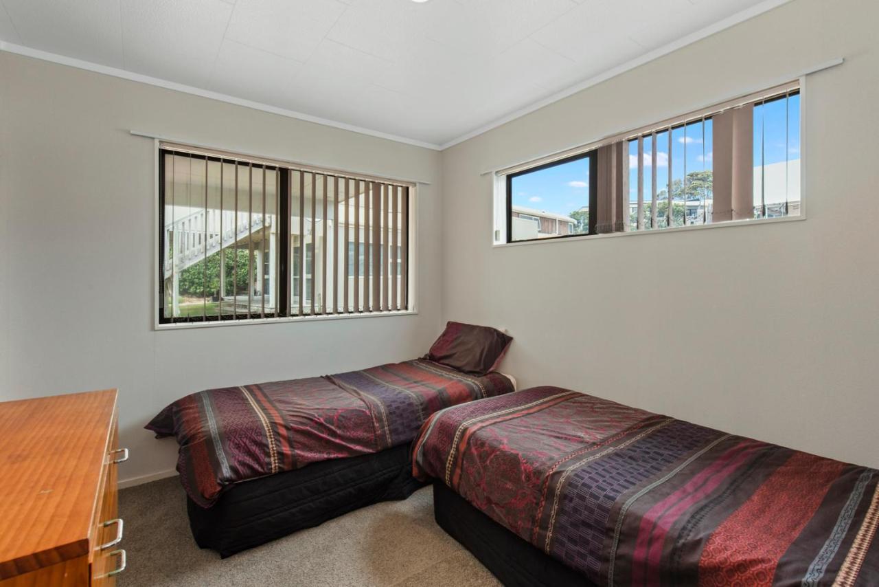 Oceanside Bach - Mount Maunganui Holiday Home Екстериор снимка