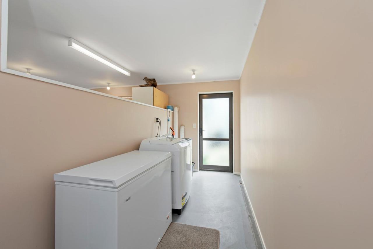 Oceanside Bach - Mount Maunganui Holiday Home Екстериор снимка