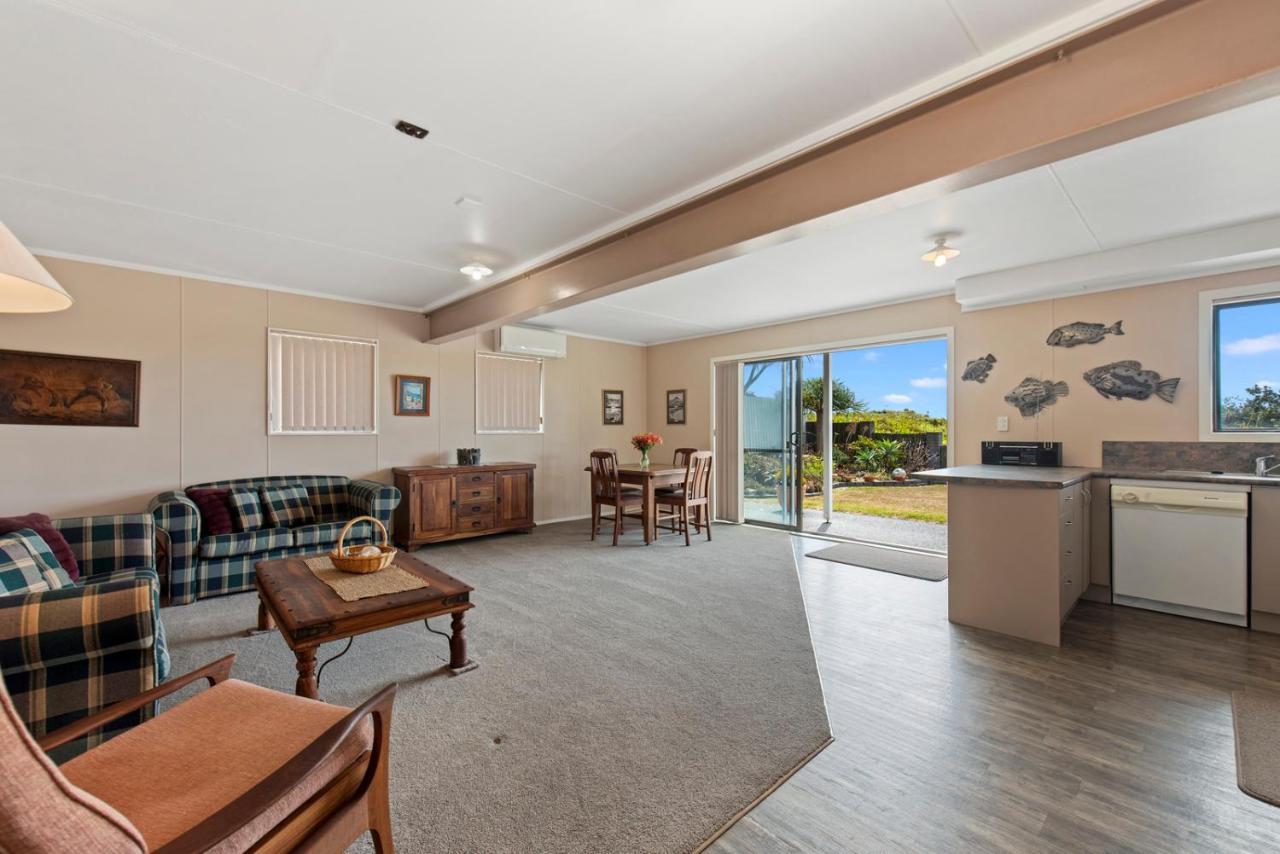 Oceanside Bach - Mount Maunganui Holiday Home Екстериор снимка