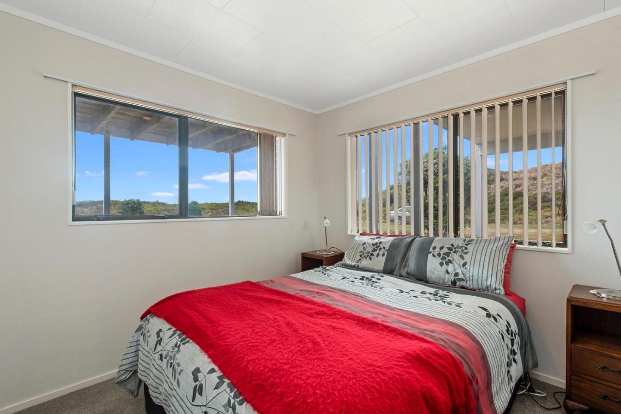 Oceanside Bach - Mount Maunganui Holiday Home Екстериор снимка